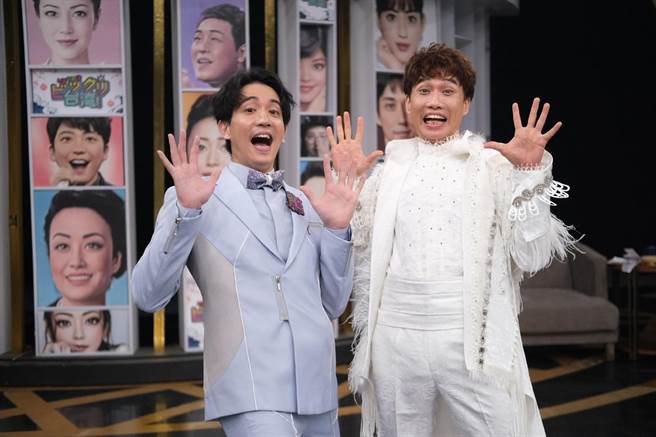 台語歌手吳欣達（右）獻唱日本演歌，特地穿了擔任小林幸子演唱會嘉賓時的表演服裝。（國興衛視提供）