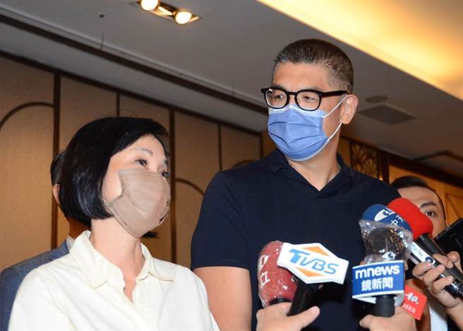 陈时中滷肉饭贴文盗用网友照片的风波，扯上与连胜文(右)有关，国民党文传会副主委林鼎超对此驳斥「自己盗图，不要乱牵拖」。（林瑞益摄）