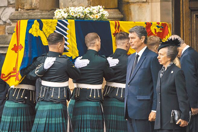 英国女王灵柩抵爱丁堡荷里路德宫，安妮公主（右一）及丈夫海军中将提摩西劳伦斯（右二）陪伴在侧。（美联社）