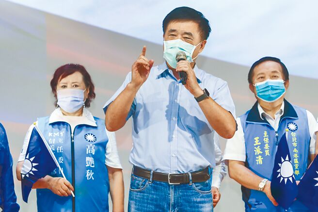 国民党前副主席郝龙斌（前）12日出席市党部台北市里长提名同志团结大会时表示，当初不只是慈济，所有政商界希望来捐赠疫苗的时候，民进党都刻意阻拦；民进党台北市长候选人陈时中就是护高端疫苗的指挥官，这样的人并不适合当台北市长。（邓博仁摄）