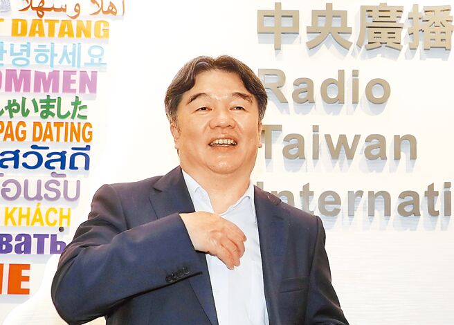 疫情指挥中心12日由疾管署长周志浩、指挥官王必胜（见图）亲上火线说明，周坦言政府採购BNT未成，正是因「外力介入」；王更直言外力就是中国政治力介入，让疫情记者会变成解释採购疫苗破局的说明会。（刘宗龙摄）