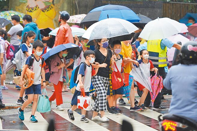 校园防疫新制12日上路，高中以下包含幼儿园确诊者同班师生快筛阴性免隔离。图为台北市北投区一所学校放学。（中央社）