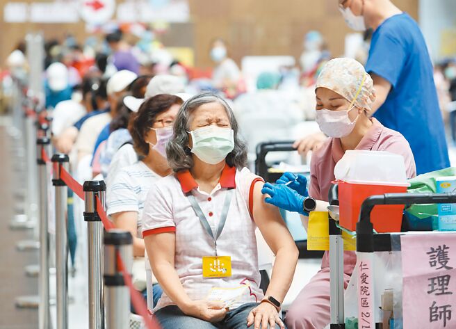 卫生福利部食药署本月初通过莫德纳BA.1双价疫苗EUA，首批300万剂预计本月底到货，外界质疑指挥中心未加紧採购BA.5双价疫苗。图为民眾接受疫苗接种。（本报资料照片）