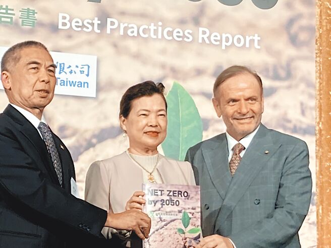中油與歐洲商會共同發表「2050淨零：最佳實踐報告書」，（左起）中油董事長李順欽、經濟部長王美花、歐洲商會副理事長尹容。（陳柔蓁攝）