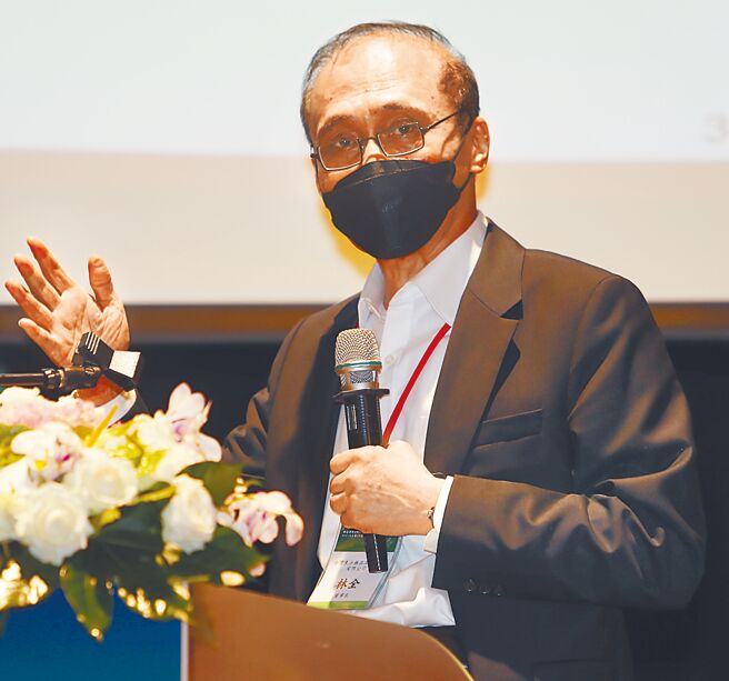 台湾东洋董事长林全昨日指出，台湾制药面临高度管制、产业链薄弱、专利药与学名药二元体系等三大问题。（季志翔摄）