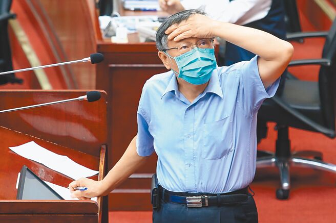 台北市日前发生随机性侵案，市议员王浩12日质询称，该嫌犯是性犯罪的累犯，2年来偷拍、性骚、性侵被移送25起，却没被提治安会报。市长柯文哲坦言，社会安全网有漏洞。（邓博仁摄）