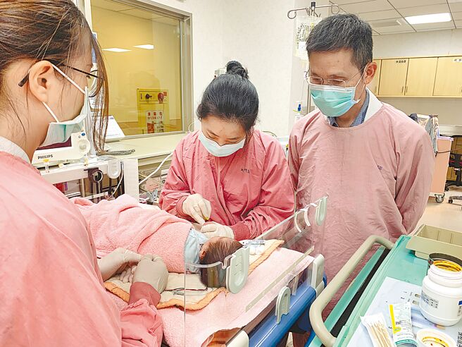 花莲1名出生10天的女婴疑因尿布疹感染「金黄色葡萄球菌」，导致顏面蜂窝性组织炎深层积脓，眼角不时流出黄色分泌物，且鼻子肿胀影响呼吸，所幸及时就医治疗，病况已获改善。（花莲门诺医院提供／罗亦晽花莲传真）