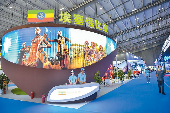 保障能源与粮食安全，中国放长线布局非洲。图为观眾在第二届中国-非洲经贸博览会非洲主宾国形象展区参观。（新华社）