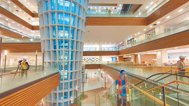 桃园市立图书馆总馆预计10月29日试营运，桃园市长郑文灿12日前往视察装修状况，总馆设计抢先曝光。（赖佑维摄）