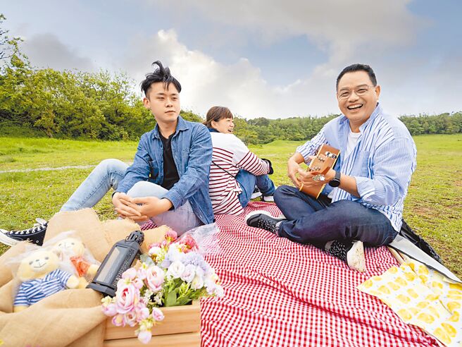 国民党新竹市长参选人林耕仁（右）12日提出「青年公共参与」政策，邀请年轻人实际参与公共事务，共同思考城市的未来。（林耕仁提供／陈育贤新竹传真）