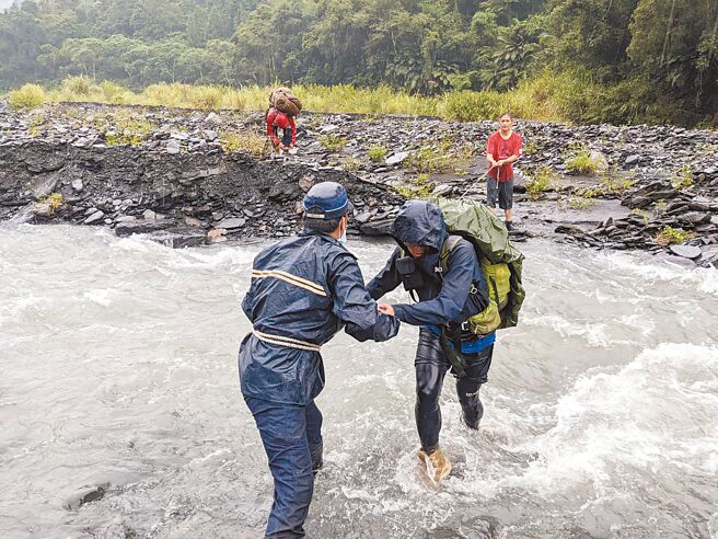 南投县仁爱乡武界部落栗栖溪是攀登干卓万山必经之路，因溪水暴涨，造成两支登山队、10名山友先后受困，警方获报驰援。（民眾提供／杨静茹南投传真）