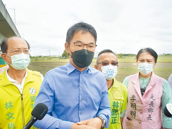 遭指控学歷造假与黑歷史，民进党云林县长参选人刘建国（左二）强调对手抹黑、模糊焦点。（张朝欣摄）