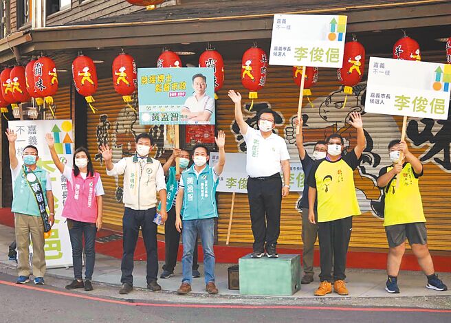 民进党嘉义市长参选人李俊俋（右三）偕党提名市议员参选人在路口拜票。（李俊俋竞选团队提供／廖素慧嘉市传真）