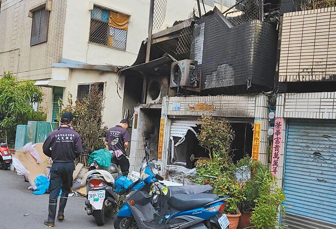 台南市永康区復国一路火警，造成祖孙3人死亡，市府消防局火灾调查科前往现场进行火场调查。（洪荣志摄）