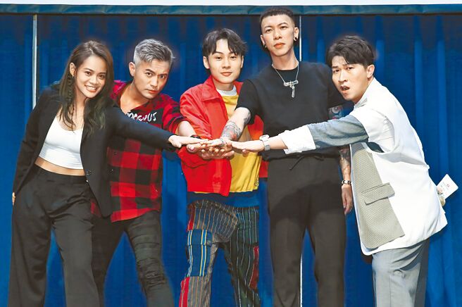 吱吱（左起）、范逸臣、顏佑庭、小春、张立东昨出席《全明星线上互动星光音乐会》售票记者会。（陈俊吉摄）