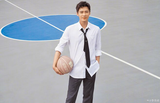 大陸人氣男神李易峰沾上嫖妓新聞形象全毀。（摘自微博）