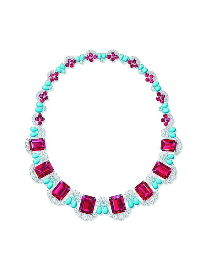 海瑞溫斯頓Majestic Escapes頂級珠寶系列Bougainvillea項鍊，重現南義的阿瑪菲海岸美景。（Harry Winston提供）