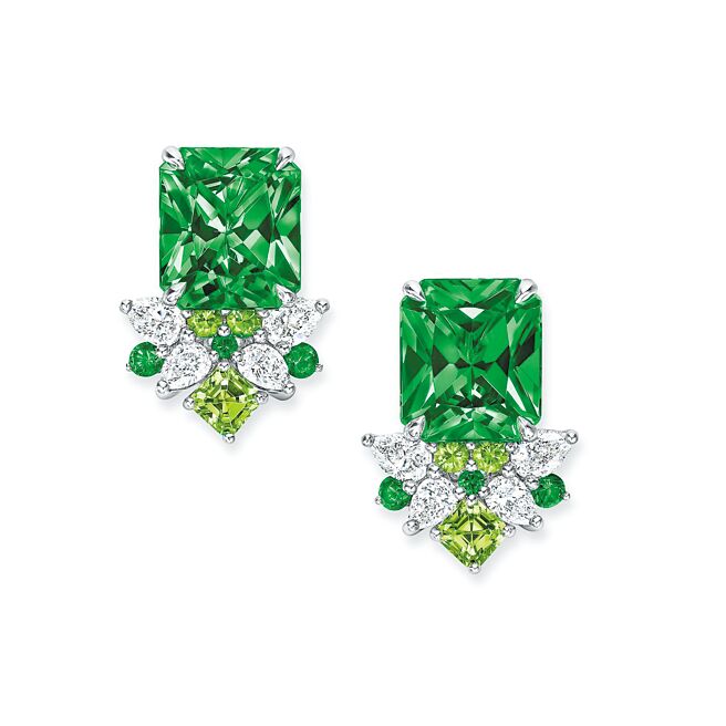 海瑞溫斯頓以雨林為靈感創作的Rainforest Suite彩寶耳環。（Harry Winston提供）