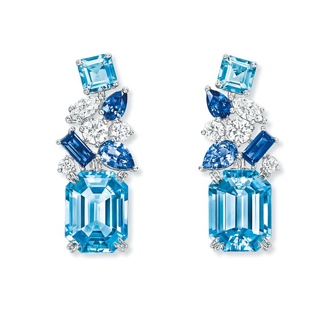 海瑞溫斯頓Majestic Escapes頂級珠寶以希臘聖托里尼島為靈感打造的Shades of Blue耳環。（Harry Winston提供）