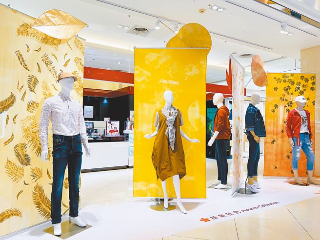 比漾廣場秋季大展類櫥窗展演，如走秀般演繹秋色及時尚的結合。（比漾廣場提供）