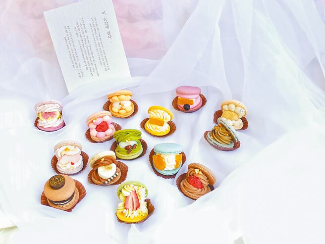 比漾廣場B2引進甜點新櫃「花甜」，用手工做出像花一樣的精緻甜點。（比漾廣場提供）