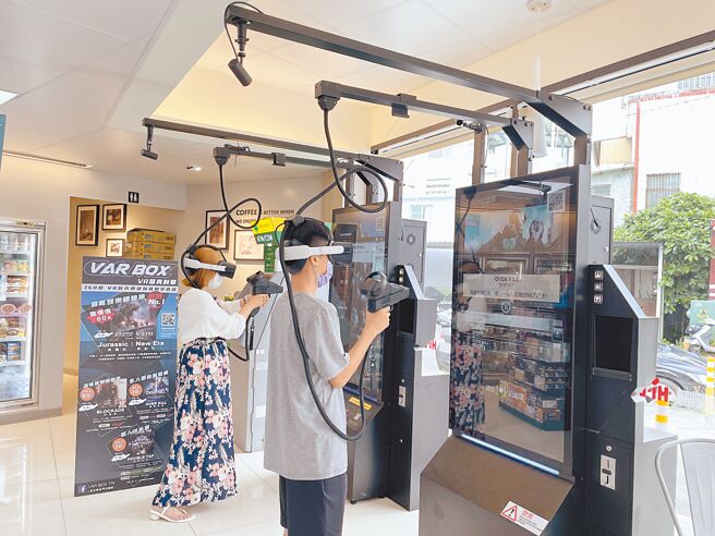 莱尔富设立「5G体验电竞实验店」，让消费者享受声光体验。（莱尔富提供）