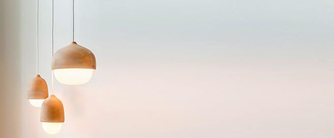 北欧橱窗的Terho橡果吊灯，设计纯粹、简洁和洗练，1万5500元至2万6600元。（北欧橱窗提供）
