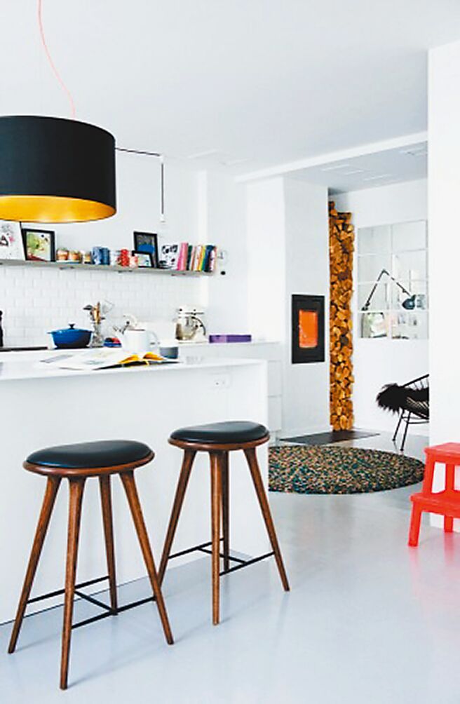 北欧橱窗吧台的「高脚椅典范」，深色3万7800元，浅木色定价4万2800元。（北欧橱窗提供）