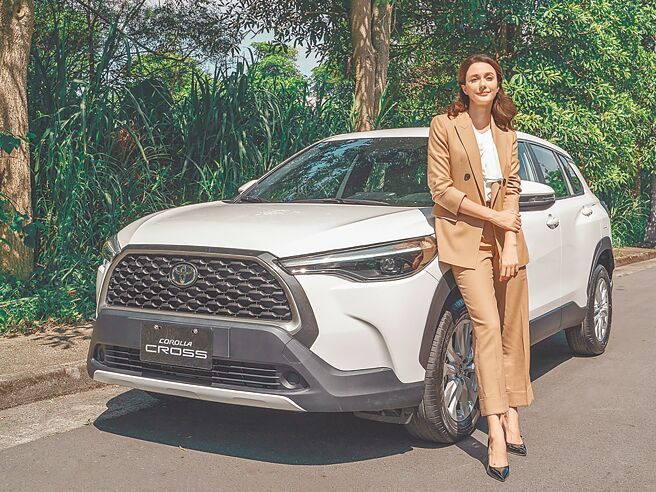 和泰汽车曾邀瑞莎以 《跨越时空，与你相约一年后的故事》为主题，演绎COROLLA CROSS的「任意跨越、精彩无限」产品精神。（和泰汽车提供）