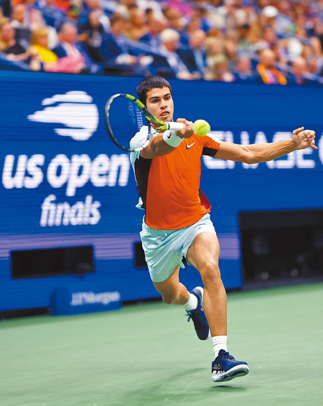 阿卡瑞兹成为ATP巡迴赛史上最年轻的球王。（路透）