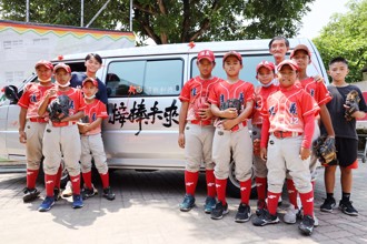 中職》幫助偏鄉基層棒球隊 頂新和德文教基金會捐贈交通車