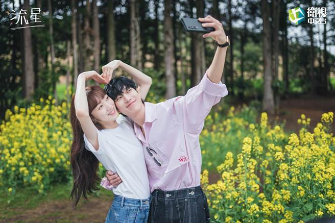 李圣经与金永大在《流星》上演顶流大明星与美女经纪人的浪漫情愫。（卫视中文台提供）