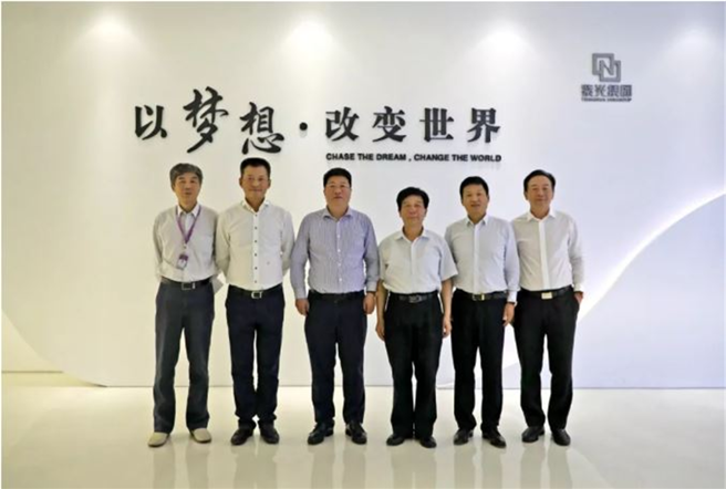 最近紫光集团爆发贪腐弊案，已有多名高层领导被查。图为紫光集团联席总裁刁石京（左1）与华芯、大基金及 紫光等多名高层领导涉入。（图／第一财经）