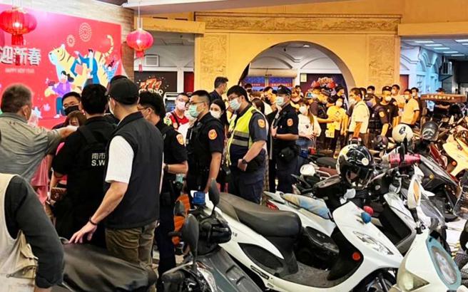 警方当时不仅逮捕尊龙夫妇和马夫等6人，并救出23名越南女子，不过主嫌夫妇还在外趴趴走，员警怒呛「见一次抓一次」。（图／警方提供）