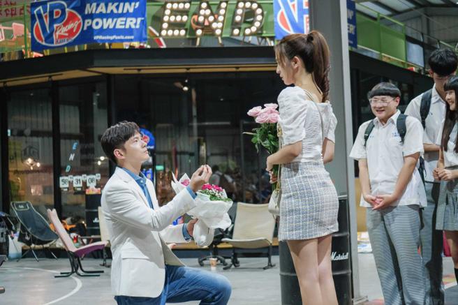 宥胜在退出《机智校园生活》退出前，剧情走到他向周晓涵求婚成功。（图／TVBS提供）