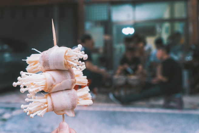 亲朋好友聚在一起烤肉，结果陆续确诊。（图／shutterstock）