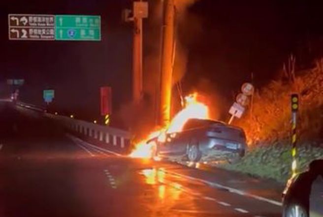 新北市万里区万里隧道口14日凌晨，一辆轿车自撞后燃烧，副驾驶座乘客逃生不及惨沦焦尸。（翻摄自脸书社团《爆料公社》）