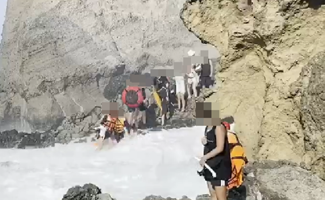 11位民眾在海警期間擅闖管制區戲水。(記者爆料網提供)