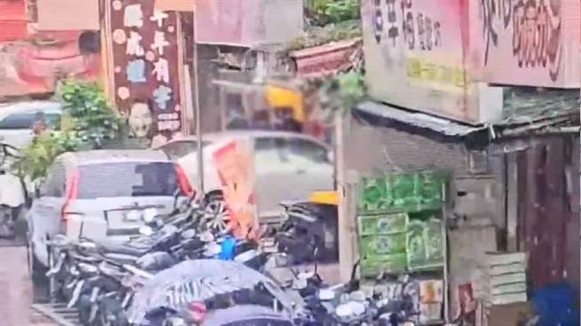 5人为购车纠纷在路边口角、拉扯。（警方提供）