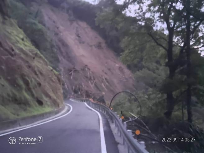 山区连日豪雨台七线大曼段坍方双向阻断预计15日中午抢通。(一工处提供／吕筱蝉桃园传真)
