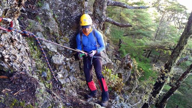 蕭添益與洪華駿攀登團隊，今早7時45分找到陳伯均法官的遺體。（消防局提供）
