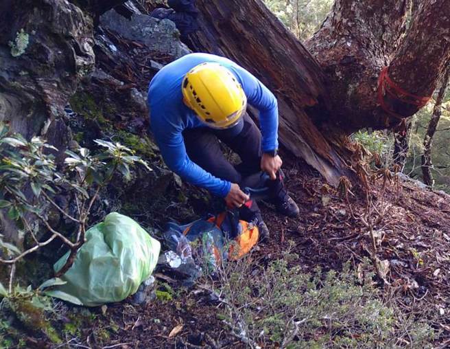 蕭添益與洪華駿攀登團隊，今早7時45分找到陳伯均法官的遺體。（消防局提供）
