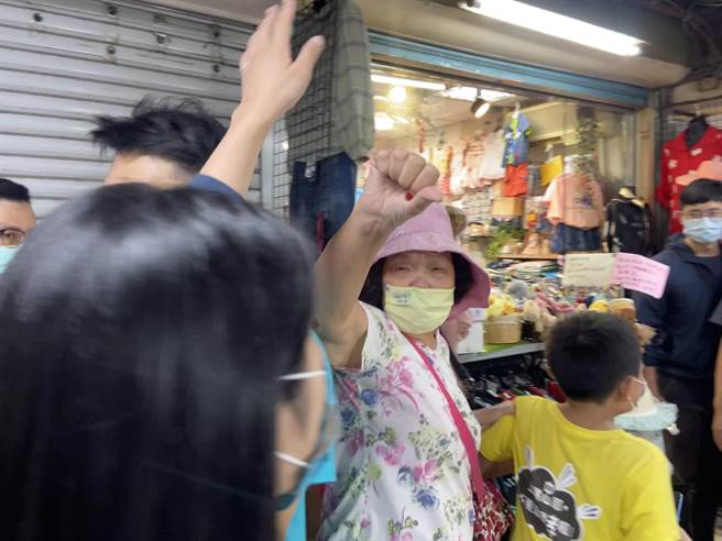 無黨籍台北市長參選人黃珊珊今上午由民眾黨小雞陪同，前往北投市場掃街拜票，遇反對民眾手比倒讚痛罵「變色龍」。（陳薏云 攝）