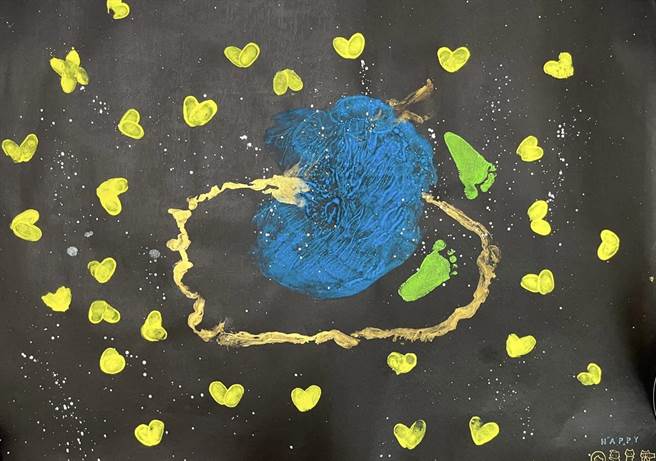 丰原医院妇产科团队协助完成胎盘拓印，当天参与照护医护人员，画中留下满满爱心指印的祝福，期许孩子平安健康长大。（丰原医院提供）