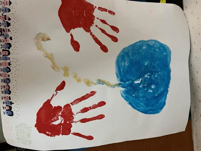 画中指印为参与照护医护人员留下祝福，期许孩子平安健康的长大。（丰原医院提供）