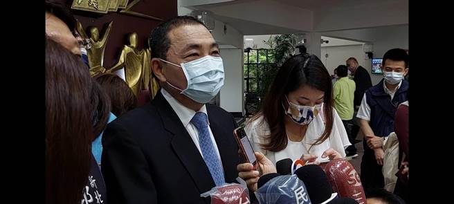 新北市长侯友宜回应，民调有高有低，最重要的是他现在是市长，还是把握的最后时间，为市民所需要的市政建设全力以赴，把事做好。（陈慰慈摄）