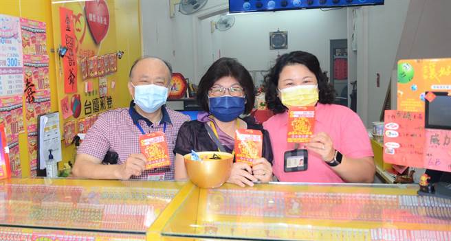 高雄市楠梓区后昌路的库全彩券行卖出的乐透1注独得奖金1亿元，店家欢喜庆贺。（林瑞益摄）