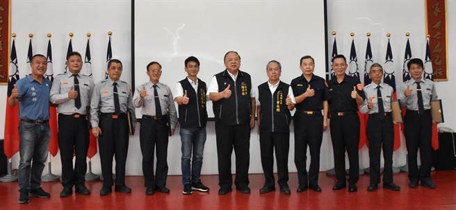台中市政府特指派陳子敬副市長代表市長頒獎，並和各受獎人拍照留念，別具意義。(警方提供)