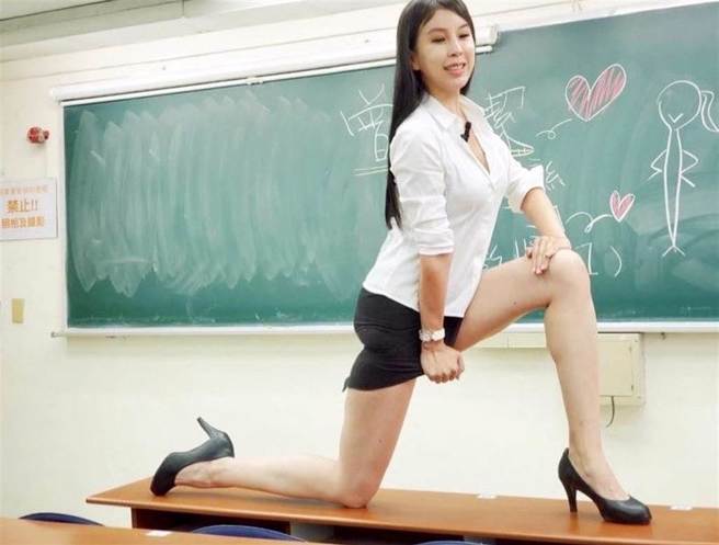 民眾党平镇区市议员参选人曾姸洁曾是业余模特儿，她大秀美腿教拍美照吸引眾人目光。(曾姸洁提供／吕筱蝉桃园传真)