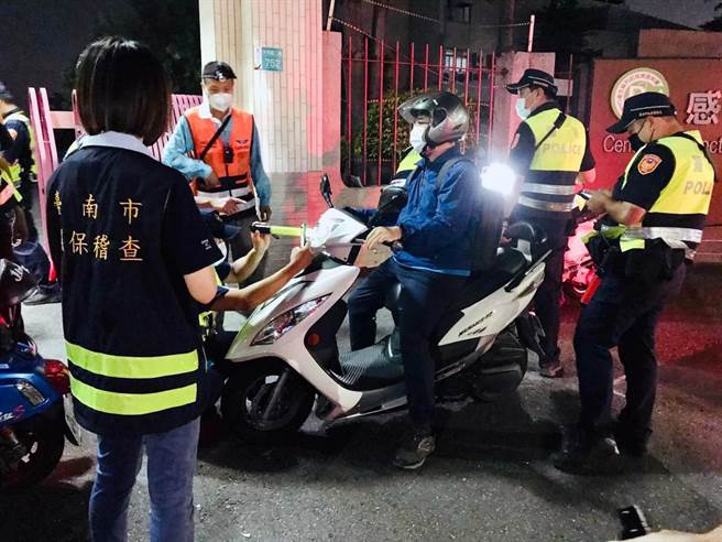 台南市警六分局会同交通警察大队、台南监理站及市府环保局，在南区大同路、生产路口实施「监警环联合稽查」路检行动。（警方提供／洪荣志台南传真）